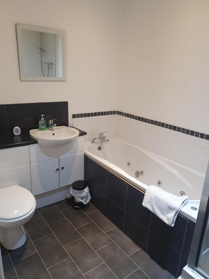 Spacious 2 Bed Appartment Next To Bae With Spa Bath Barrow-in-Furness Esterno foto